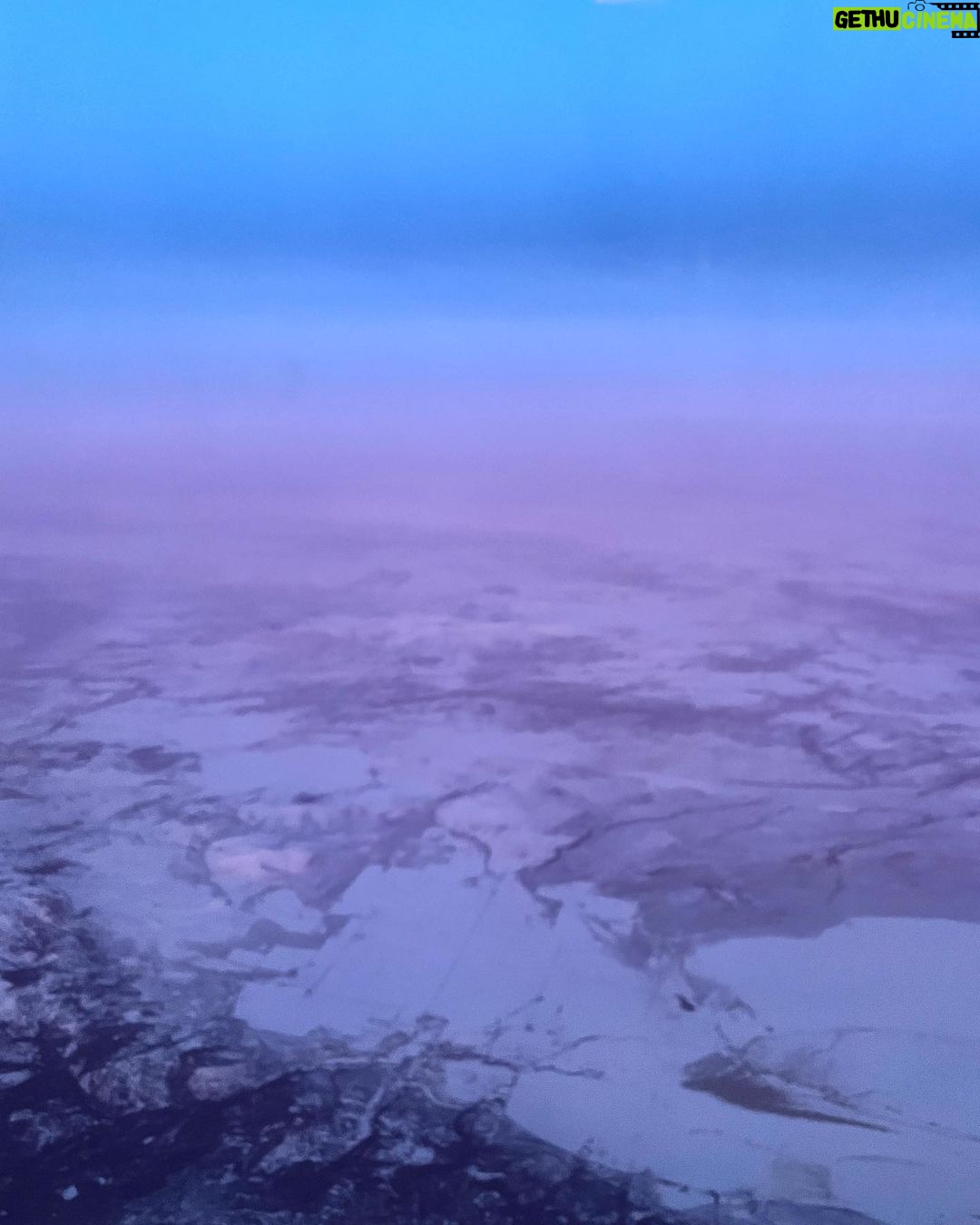 Mädchen Amick Instagram - Flying over the desert in SoCal. I’ve never seen this much snow here 😲 …also swipe for cotton candy skies 💖 #nofilter #skyporn