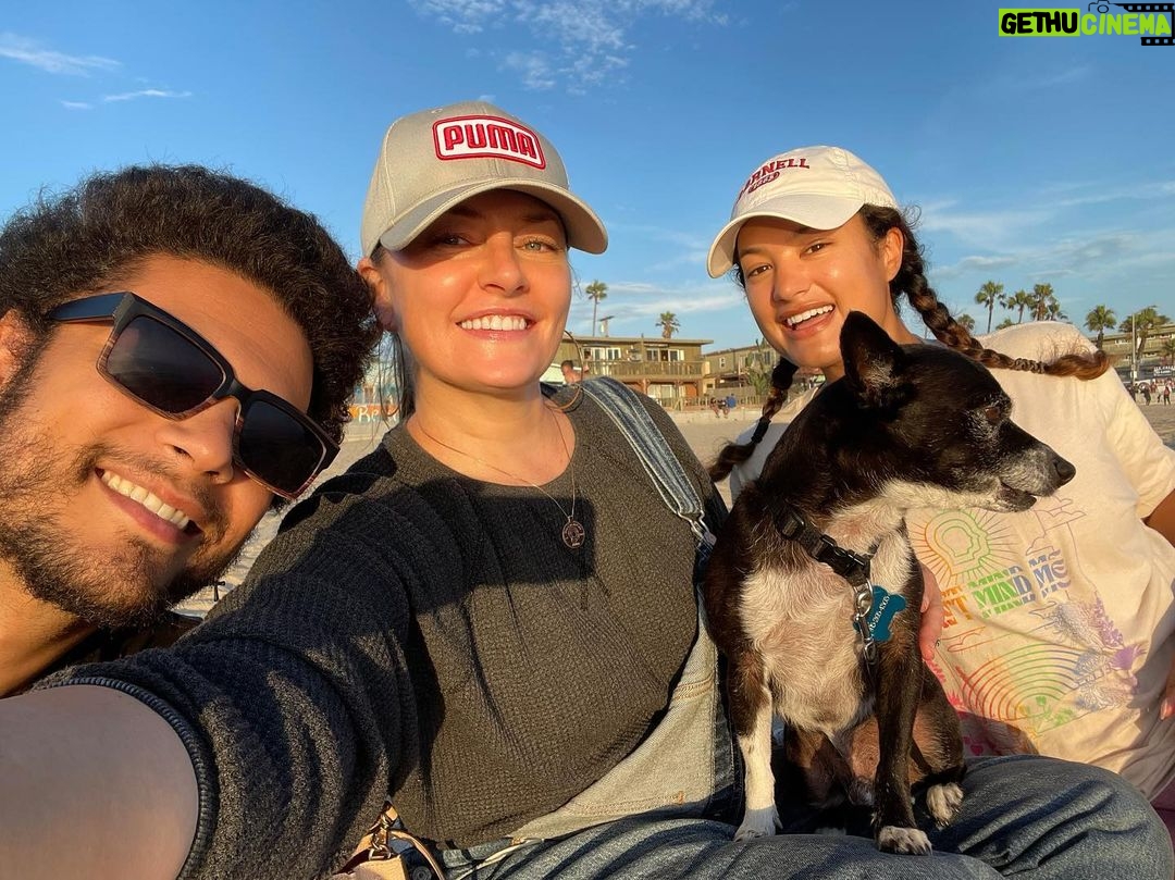 Mädchen Amick Instagram - How’d I get so lucky to be the momma of these incredible humans (and grand pup)?! My heart is full