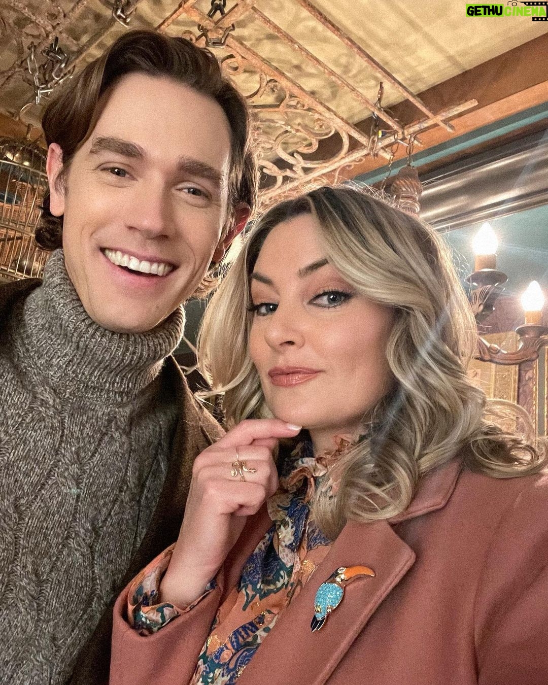 Mädchen Amick Instagram - Who us? Up to no good?! Never! 😘 Catch tonight’s #Riverdale episode… “The fog is cominggggggg”