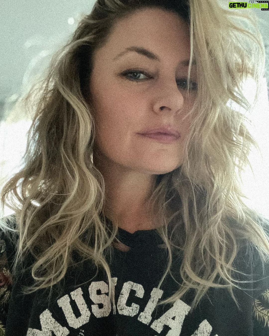 Mädchen Amick Instagram - 1. coachella 2. stagecoach -or- 3. just a monday