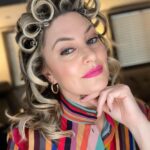 Mädchen Amick Instagram - I give you an #unretouched #unfiltered 51 year old woman — who took advantage of some good light. As you know I talk alot about #mentalhealth and one of the big categories is #bodyimage 💚 We usually associate that with our figures, but it also includes the taboo of aging. I’ve finally accepted the lines on my forehead. I’ve never really had a problem with lines around the rest of my face in general — but the bags under my eyes… well, we still have a lot of work to do on our relationship (although they’re much better when I keep my nutrition clean — #motivation) It’s funny, as a young girl, I would watch the beautiful women in my family pick themselves apart by complaining about some of the genes in our heritage — bags under our eyes, drooping jowls, a thicker figure than what they wished for, etc. — and I never saw what they were talking about. All I saw were beautiful women with strong features. I now realize what was happening… they were comparing themselves to their youthful looks. You see, that wasn’t my perspective of them. So I’m going to be careful not to do that to myself. Even though in this industry we’re forced to constantly look at ourselves under a microscope, I’m going to embrace the transitions in my life. Celebrate the changes …and not apologize!