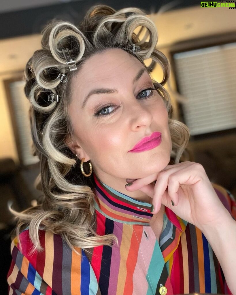 Mädchen Amick Instagram - I give you an #unretouched #unfiltered 51 year old woman — who took advantage of some good light. As you know I talk alot about #mentalhealth and one of the big categories is #bodyimage 💚 We usually associate that with our figures, but it also includes the taboo of aging. I’ve finally accepted the lines on my forehead. I’ve never really had a problem with lines around the rest of my face in general — but the bags under my eyes… well, we still have a lot of work to do on our relationship (although they’re much better when I keep my nutrition clean — #motivation) It’s funny, as a young girl, I would watch the beautiful women in my family pick themselves apart by complaining about some of the genes in our heritage — bags under our eyes, drooping jowls, a thicker figure than what they wished for, etc. — and I never saw what they were talking about. All I saw were beautiful women with strong features. I now realize what was happening… they were comparing themselves to their youthful looks. You see, that wasn’t my perspective of them. So I’m going to be careful not to do that to myself. Even though in this industry we’re forced to constantly look at ourselves under a microscope, I’m going to embrace the transitions in my life. Celebrate the changes …and not apologize!