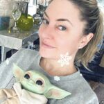 Mädchen Amick Instagram - #MerryChristmas from the newest member of the family 👋🏼 …do you see the resemblance in the ears?! 🧝🏻🧝🏻‍♀️ #samesies #grogu #elfinmagic #thankyousanta