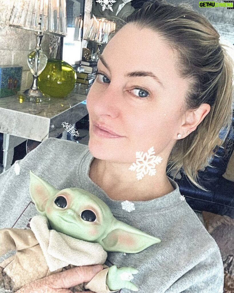 Mädchen Amick Instagram - #MerryChristmas from the newest member of the family 👋🏼 …do you see the resemblance in the ears?! 🧝🏻🧝🏻‍♀️ #samesies #grogu #elfinmagic #thankyousanta