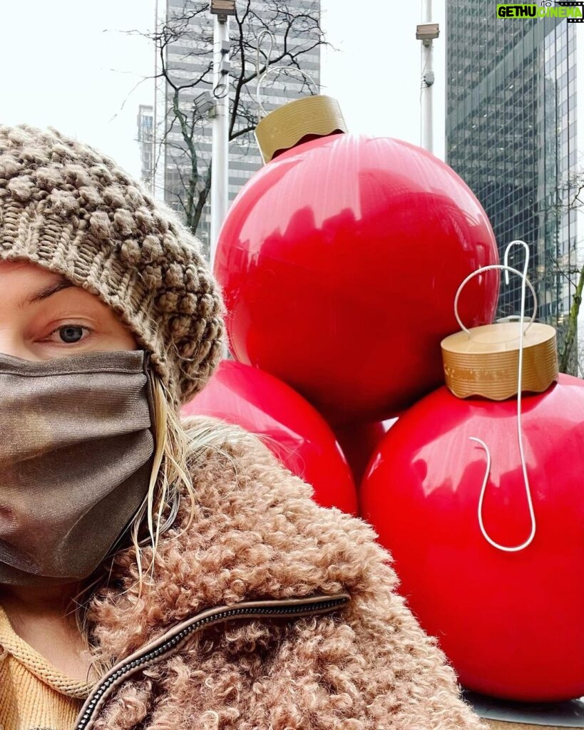 Mädchen Amick Instagram - Love dem balls. Dem big ol’ Christmas balls. 🎅🏾🎄⛄️ …Mom stawwwp! me: What?!l” = our house during the holidays 🤣🙄