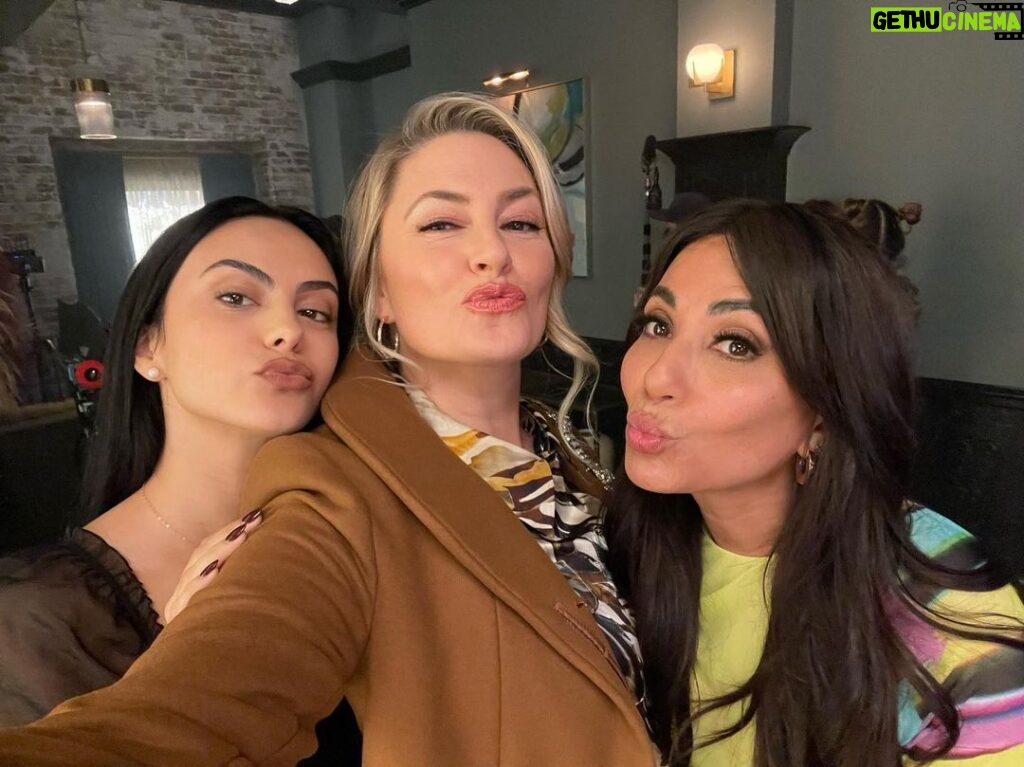 Mädchen Amick Instagram - Me lookin goofy tryin to keep up with these beauties 😘 SO excited to have @marisolnichols back in town!!! #LodgeLadies #Hermione #trouble #Riverdale