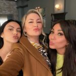 Mädchen Amick Instagram – Me lookin goofy tryin to keep up with these beauties 😘 SO excited to have @marisolnichols back in town!!! #LodgeLadies #Hermione #trouble #Riverdale