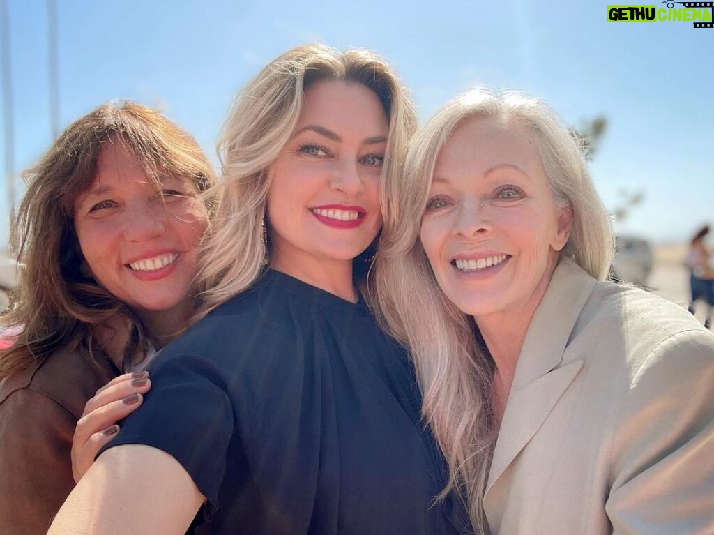 Mädchen Amick Instagram - THNK U for this honor and allowing me to spread awareness about the work we’re doing at our non-profit @dontmindme 🙏🏼 Such a beautifully powerful day yesterday where 10 “mother figures” who are doing incredible things in the world were honored by @thecreativecoalition at the #hollywoodmothersday event 🌹 …and this was the moment my crush began on @francesfisher 😍🥵 what a powerhouse & legend