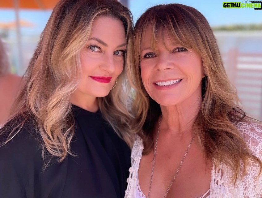 Mädchen Amick Instagram - THNK U for this honor and allowing me to spread awareness about the work we’re doing at our non-profit @dontmindme 🙏🏼 Such a beautifully powerful day yesterday where 10 “mother figures” who are doing incredible things in the world were honored by @thecreativecoalition at the #hollywoodmothersday event 🌹 …and this was the moment my crush began on @francesfisher 😍🥵 what a powerhouse & legend