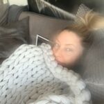 Mädchen Amick Instagram - Oh hi. Just me here day after directing my #riverdale episode. Under my blanky. Not sure I will ever come out from underneath it 😉 k bye #brokenunbreakableiphonefilter