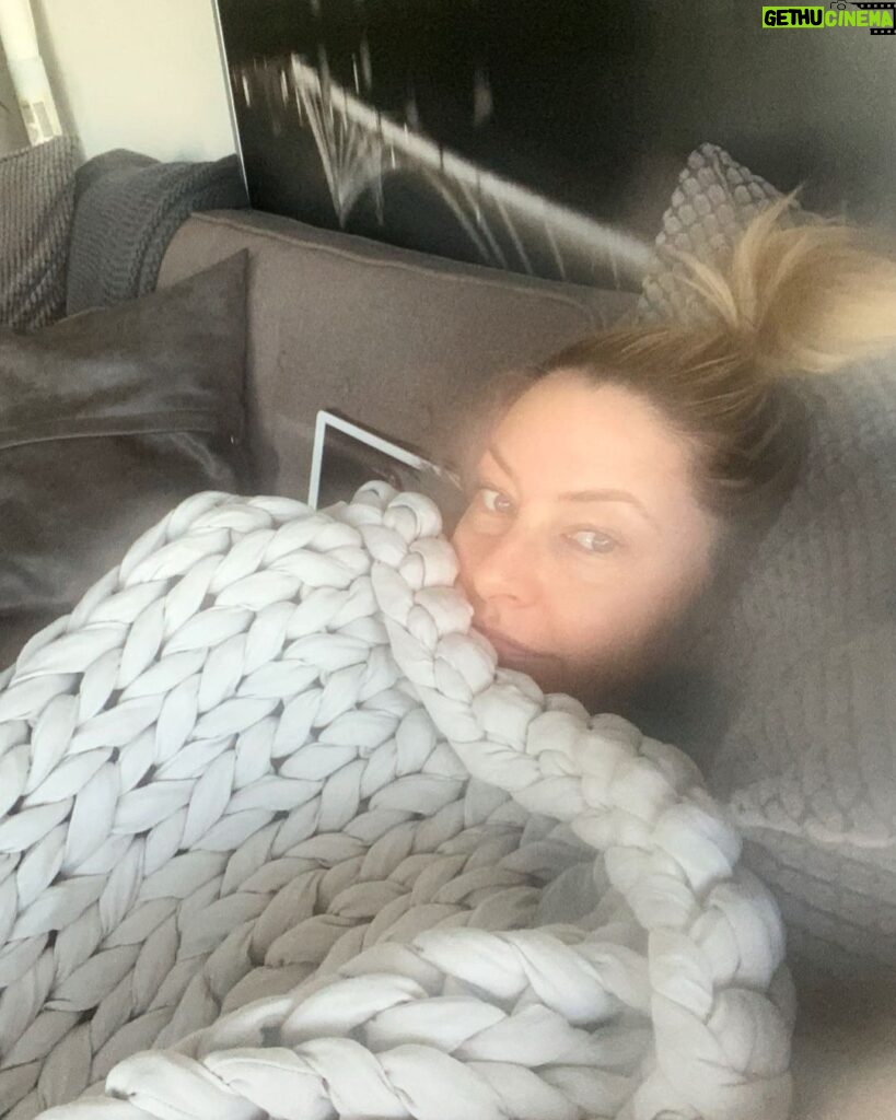Mädchen Amick Instagram - Oh hi. Just me here day after directing my #riverdale episode. Under my blanky. Not sure I will ever come out from underneath it 😉 k bye #brokenunbreakableiphonefilter