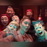 Mädchen Amick Instagram - So excited to be directing another #Riverdale episode this season 👏🏼👏🏼👏🏼 Prep starts next week but here’s a fun throwback to this day last year while directing #KillingMrHoney (pre-Covid) with this amazing cast & crew 😍 I luvs them