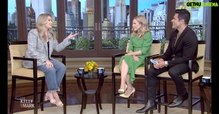 Mรคdchen Amick Instagram - My absolute favorite #riverdale episode to direct! @instasuelos slayed his juicy return ๐๐ผ Thank you for having me @livekellyandmark ๐๐ luv you both!! New York City