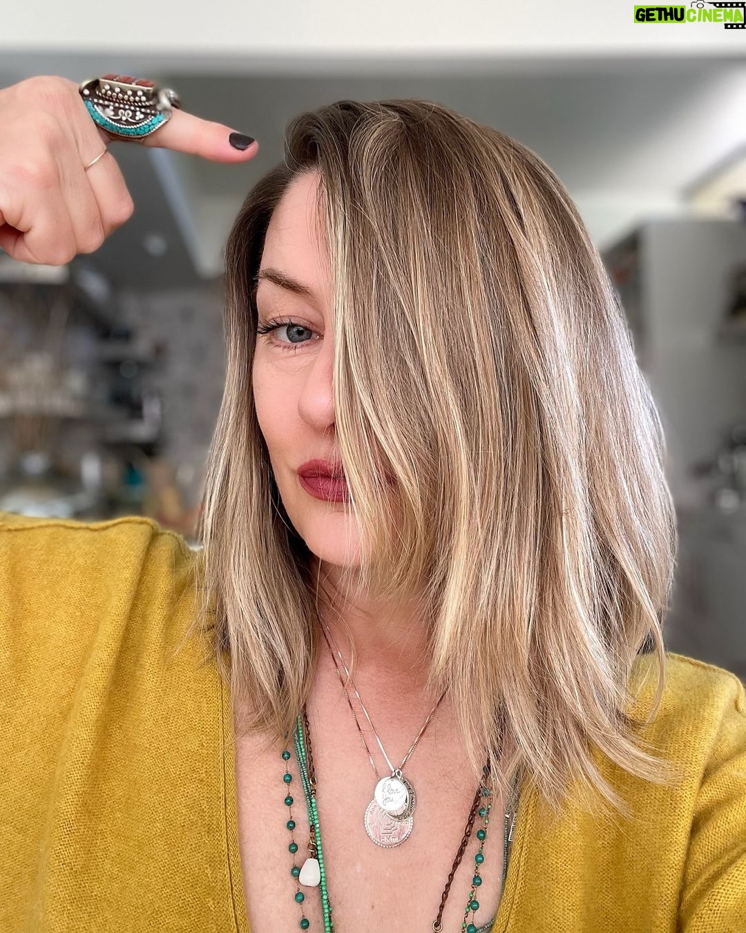 Mädchen Amick Instagram - An extra random curl has developed for my bday 🤔 Ok hair. I see you.