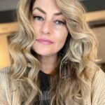 Mädchen Amick Instagram - I would share the #before but it gives away too much 😘 I’ll leave that for a future #riverdale post… Nuthin like taking off the wig and brushing out the curls after a 15 hour work day!! Luv ya @themaneproject_ 💋💋 …sooo appreciate the scalp rubs at the end of our day 💆‍♀️🤤