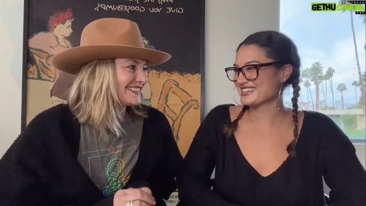 Mädchen Amick Instagram - HAPPY BIRTHDAY MAMA 🎉 as a bday gift here’s a glimpse into us trying to do anything of importance. queens of just winging it, some would say in all seriousness - though you’ve accomplished so much and changed so many lives for the better, I think this is just the beginning for you. thank you for overflowing my world with love. i hope you have the best day ❤️