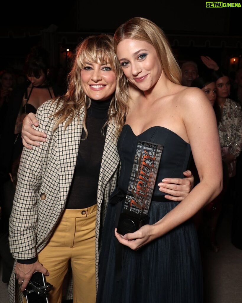 Mädchen Amick Instagram - Ugh how I’m missing this lil nugget 🥰 Turnback Tuesday to when I presented @lilireinhart the H&M Conscious Award at Variety‘s Power of Young Hollywood 2018 event. We bonded the moment we met each other over #mentalhealth advocacy during our 1st #riverdale table read and have supported each other ever since. I’m so proud of the work you have done and continue to do Lils. Love you 💚