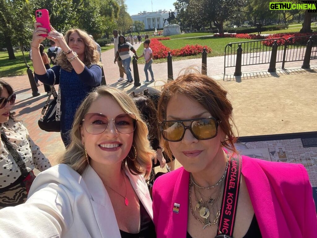 Mädchen Amick Instagram - At a very difficult time in the world, I am grateful to have been invited to the @whitehouse for a wonderful #mentalhealthroundtable discussion yesterday with @neeratanden & @stevebenjaminsc whom expressed our President @joebiden’s focus on the importance of our country’s mental health. Excited to continue the discussion on how to make meaningful improvements to #mentalhealthcare in America 💚 …and thx for the wonderful evening @ericswalwell 🙏🏼