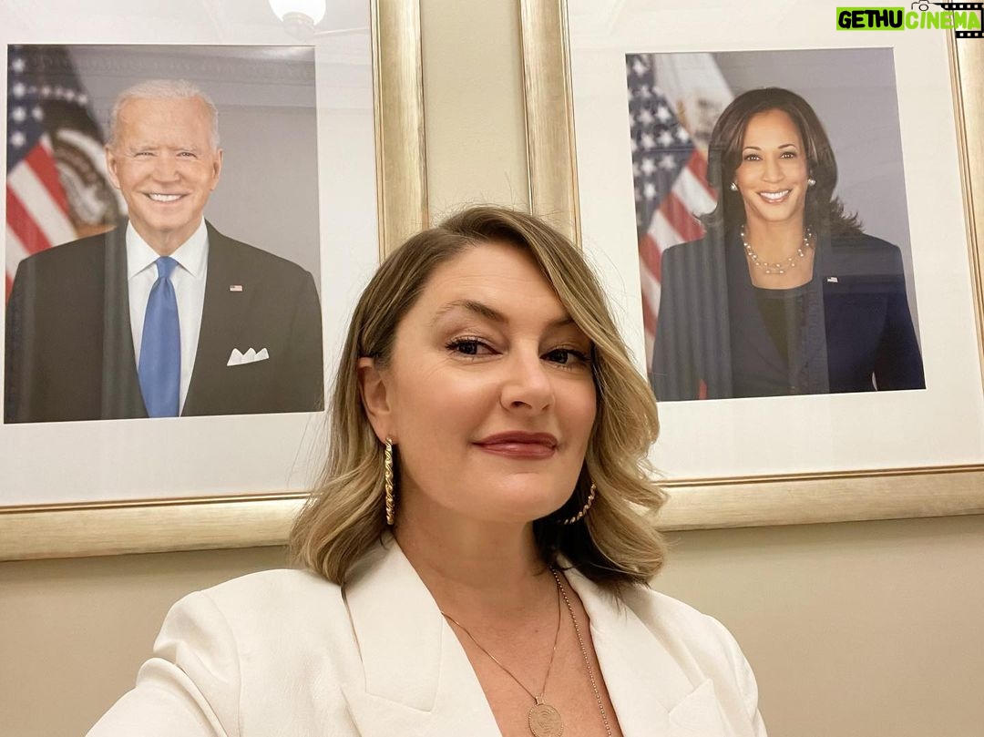 Mädchen Amick Instagram - At a very difficult time in the world, I am grateful to have been invited to the @whitehouse for a wonderful #mentalhealthroundtable discussion yesterday with @neeratanden & @stevebenjaminsc whom expressed our President @joebiden’s focus on the importance of our country’s mental health. Excited to continue the discussion on how to make meaningful improvements to #mentalhealthcare in America 💚 …and thx for the wonderful evening @ericswalwell 🙏🏼
