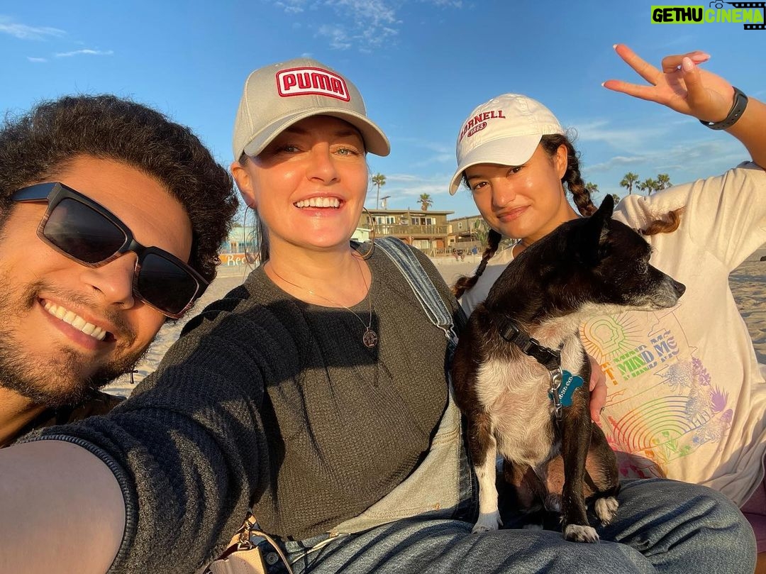 Mädchen Amick Instagram - How’d I get so lucky to be the momma of these incredible humans (and grand pup)?! My heart is full