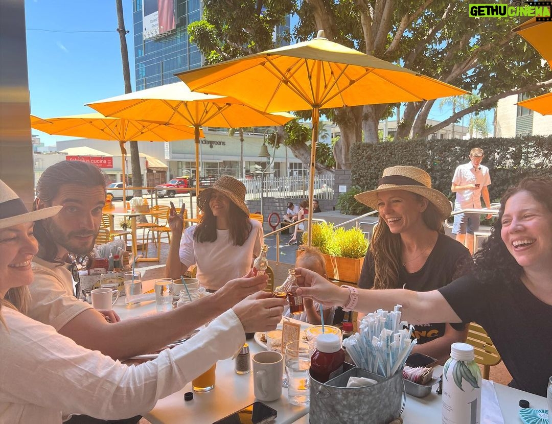 Mädchen Amick Instagram - Witches who strike together stay together. Luv you magical fam 🖤 We missed you @julia.ormond & @ebwinter but we know u were there in spirit - literally 😉
