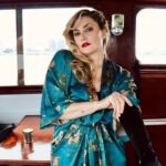 Mädchen Amick Instagram - PT 1. Giving my best Greta/Jean/Marlene aboard #mathewrhys’ sumptuous @moveablefeastny for @the.baremag a couple of weeks ago whilst visiting my favorite #nyc • photog/makeup: @tina_turnbow using @ogee • hair: @xaviervelasquez • editor/digital cover: @oliviaprimehimes • vintage clothing: @curethrift • captain: @kellifarwell #linkinbio #covergirl #thebaremag #1930s #brooklynharbor