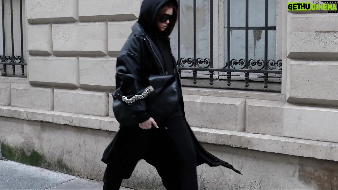 Mélanie Da Cruz Instagram - Fan de ce look capuche back to black 🖤