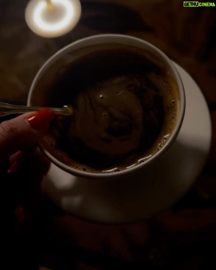 Mélanie Da Cruz Instagram - Coffee ☕️ Que la saison NETFLIX and Chill commence ☔️ 🥶 The Landmark London
