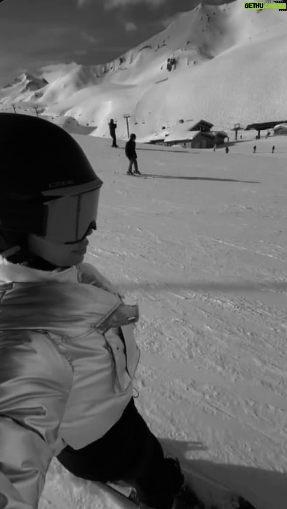 Mélanie Da Cruz Instagram - 🔥1 minute avec moi 🏂 glissons 🤍 Val-d'Isère