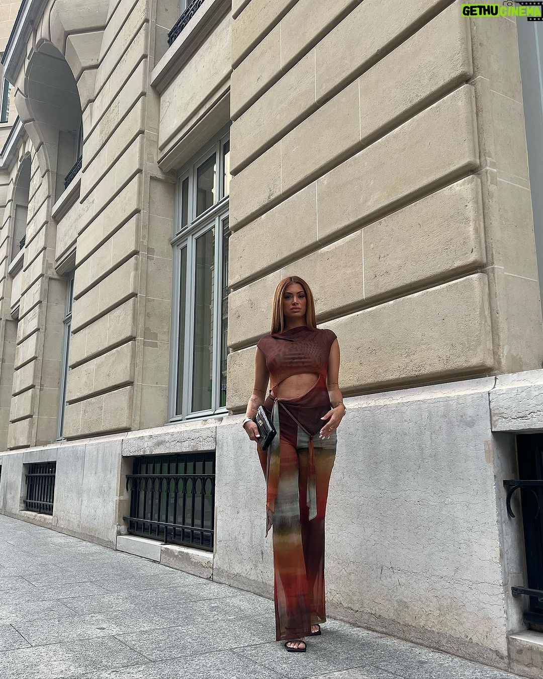 Mélanie Da Cruz Instagram - 🔥 Hâte de recevoir ma sélection spéciale @prettylittlething by @naomi #collaboration #pltbynaomi
