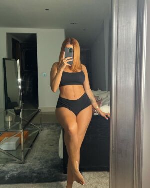 Mélanie Da Cruz Instagram - J’ai le coeur noir, il est paralysé 🖤