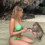 Mélanie Da Cruz Instagram - Boat day in Thaïlande☀️ on a fini cette escapade à Monkey Beach, c’était incroyable, vous connaissez? 💚 Monkey Beach, Phi Phi Island, Thailand