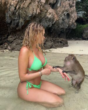 Mélanie Da Cruz Instagram - Boat day in Thaïlande☀️ on a fini cette escapade à Monkey Beach, c’était incroyable, vous connaissez? 💚