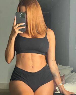 Mélanie Da Cruz Instagram - J’ai le coeur noir, il est paralysé 🖤