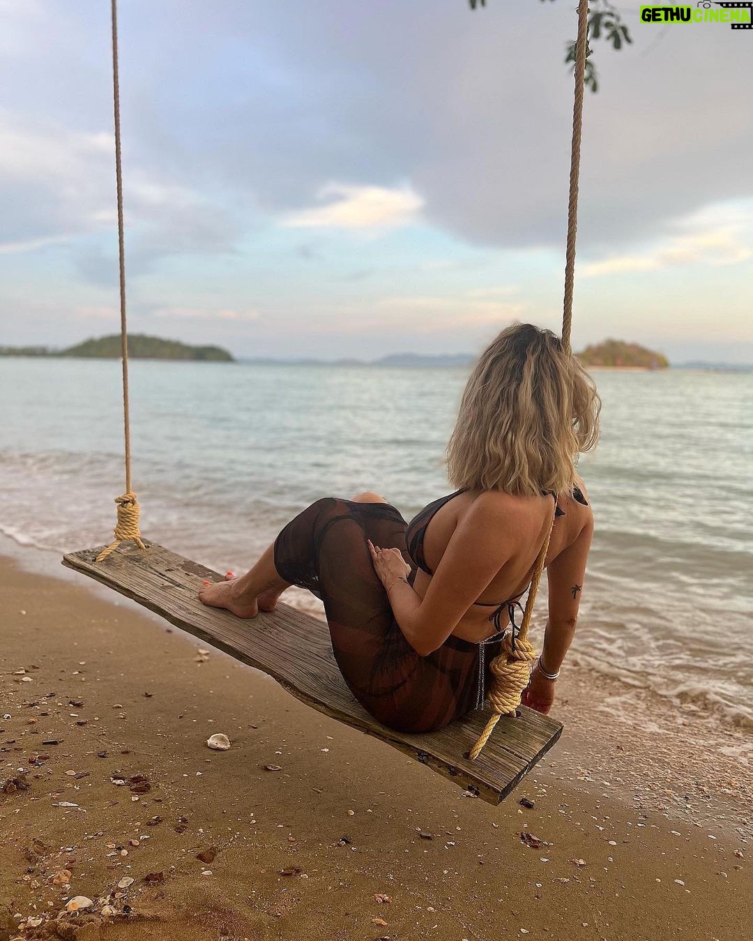 Mélanie Da Cruz Instagram - ⏳ #sponsorisé Ensemble @prettylittlething 🤎 Island Escape by Burasari