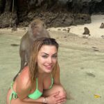 Mélanie Da Cruz Instagram - Boat day in Thaïlande☀️ on a fini cette escapade à Monkey Beach, c’était incroyable, vous connaissez? 💚 Monkey Beach, Phi Phi Island, Thailand