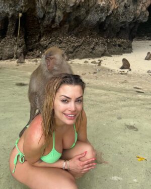 Mélanie Da Cruz Instagram - Boat day in Thaïlande☀️ on a fini cette escapade à Monkey Beach, c’était incroyable, vous connaissez? 💚