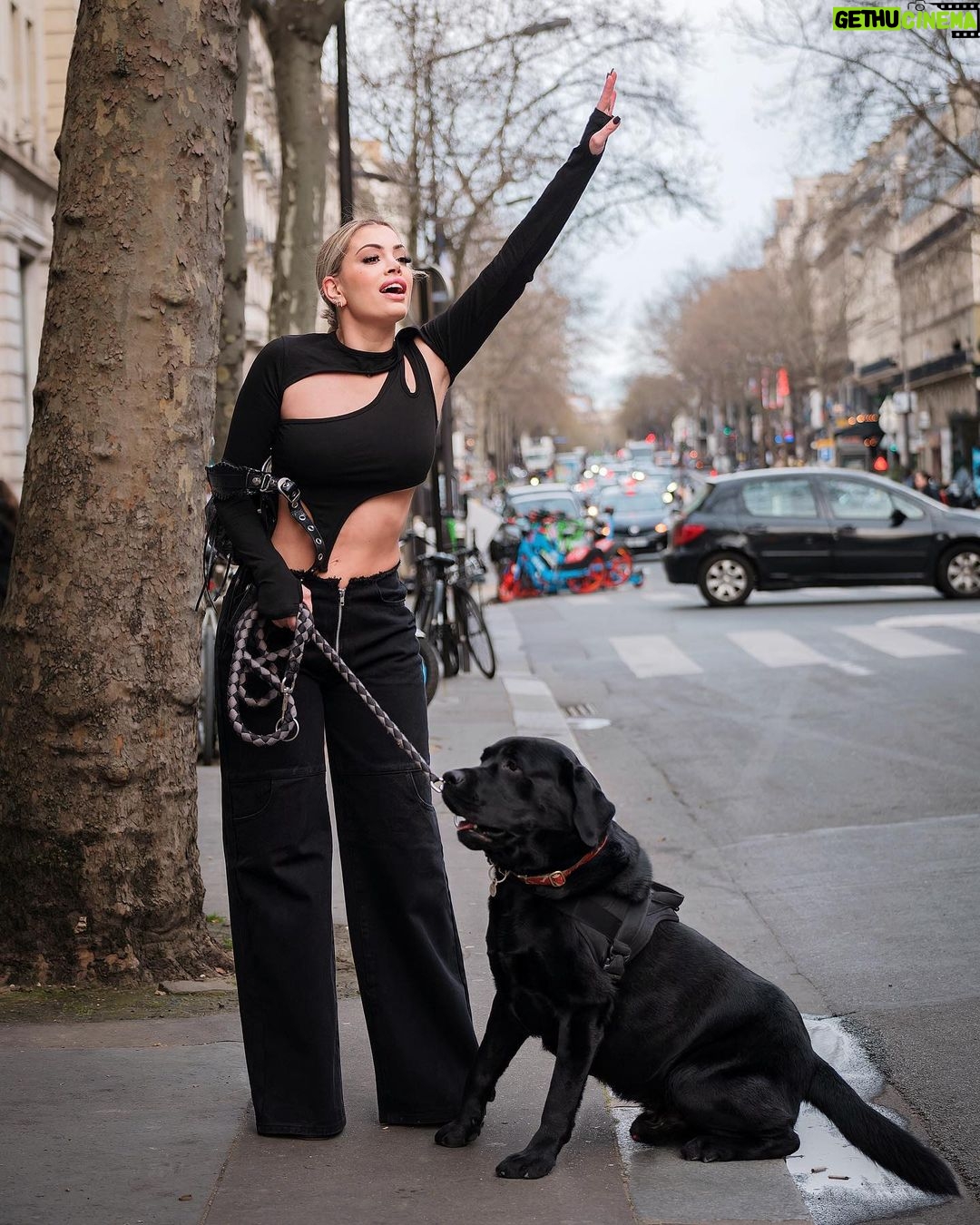 Mélanie Da Cruz Instagram - TAXI 🙋🏼♀️ Il est beau le labrador non? 🐕 Paris