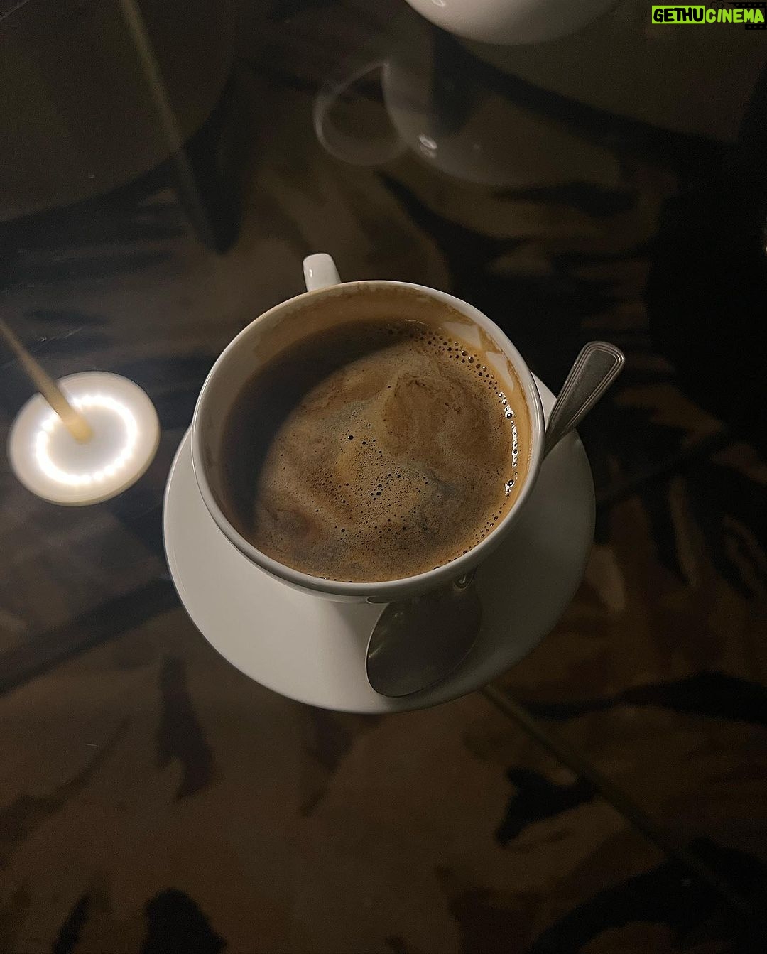 Mélanie Da Cruz Instagram - Coffee ☕️ Que la saison NETFLIX and Chill commence ☔️ 🥶 The Landmark London
