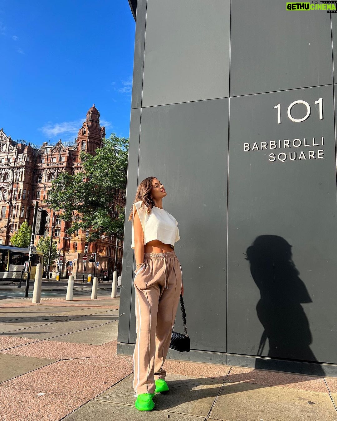 Mélanie Da Cruz Instagram - Cosy season has officially arrived🍂🐻 Manchester, United Kingdom