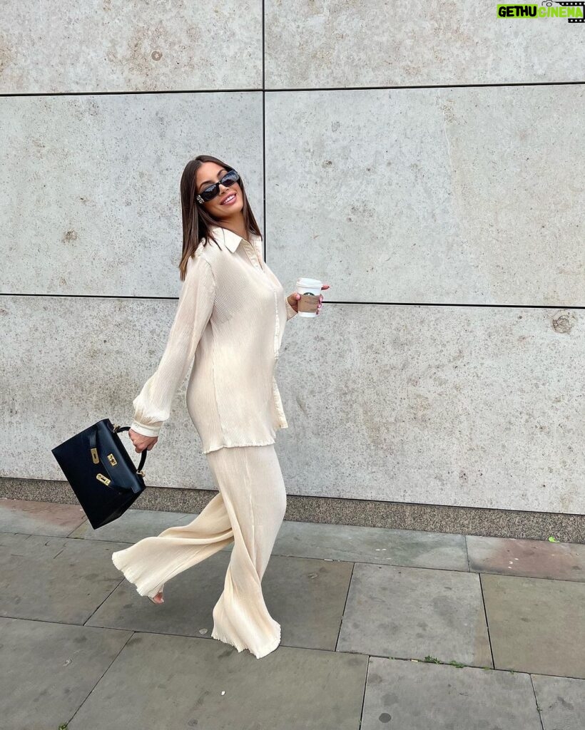 Mélanie Da Cruz Instagram - Bye Paris 🇫🇷 Next Stop 🇬🇧 Paris 16 Eme Arrondisement