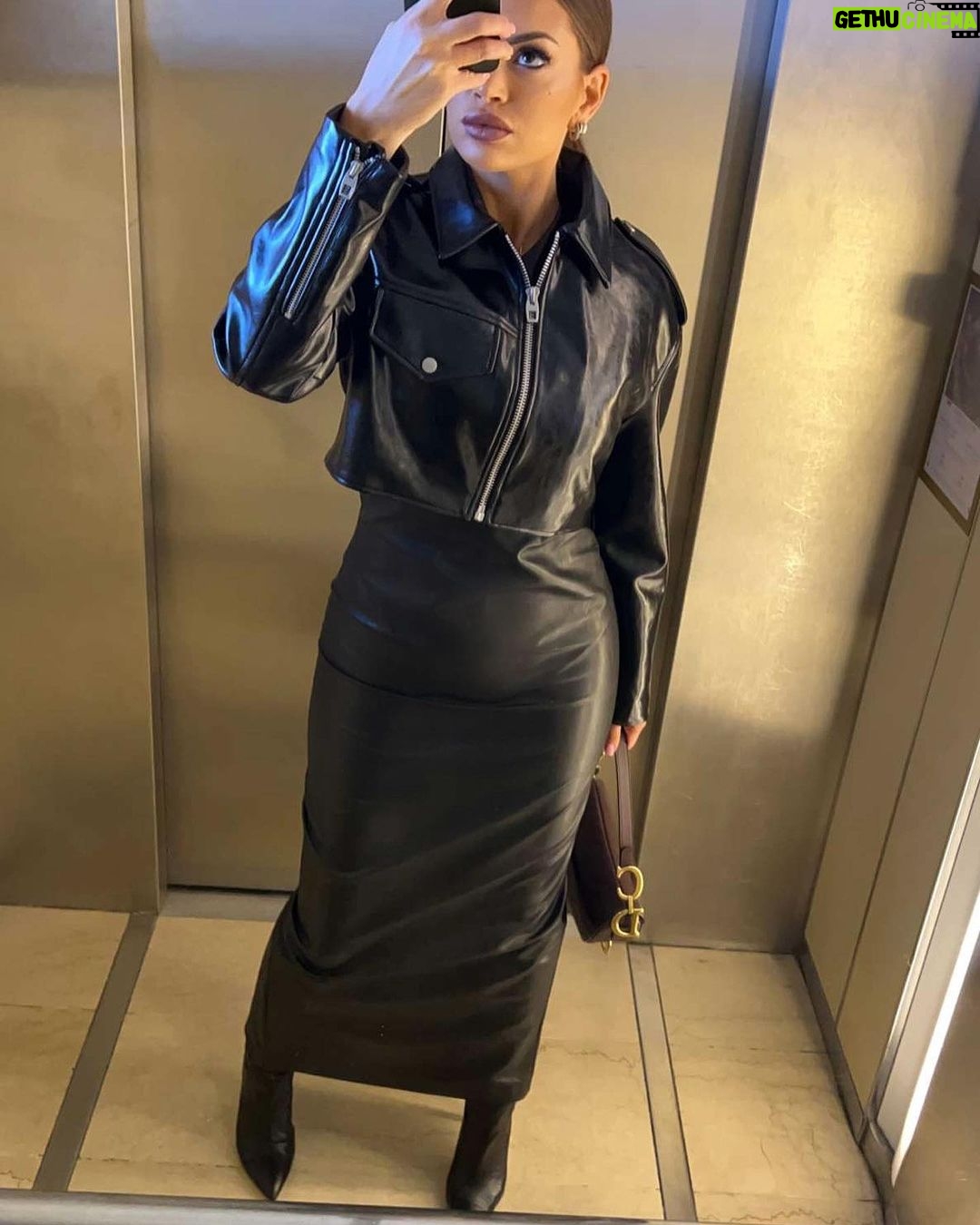 Mélanie Da Cruz Instagram - Basic 🫶🏼 @justine.dlk Pullman Hotel, PARIS