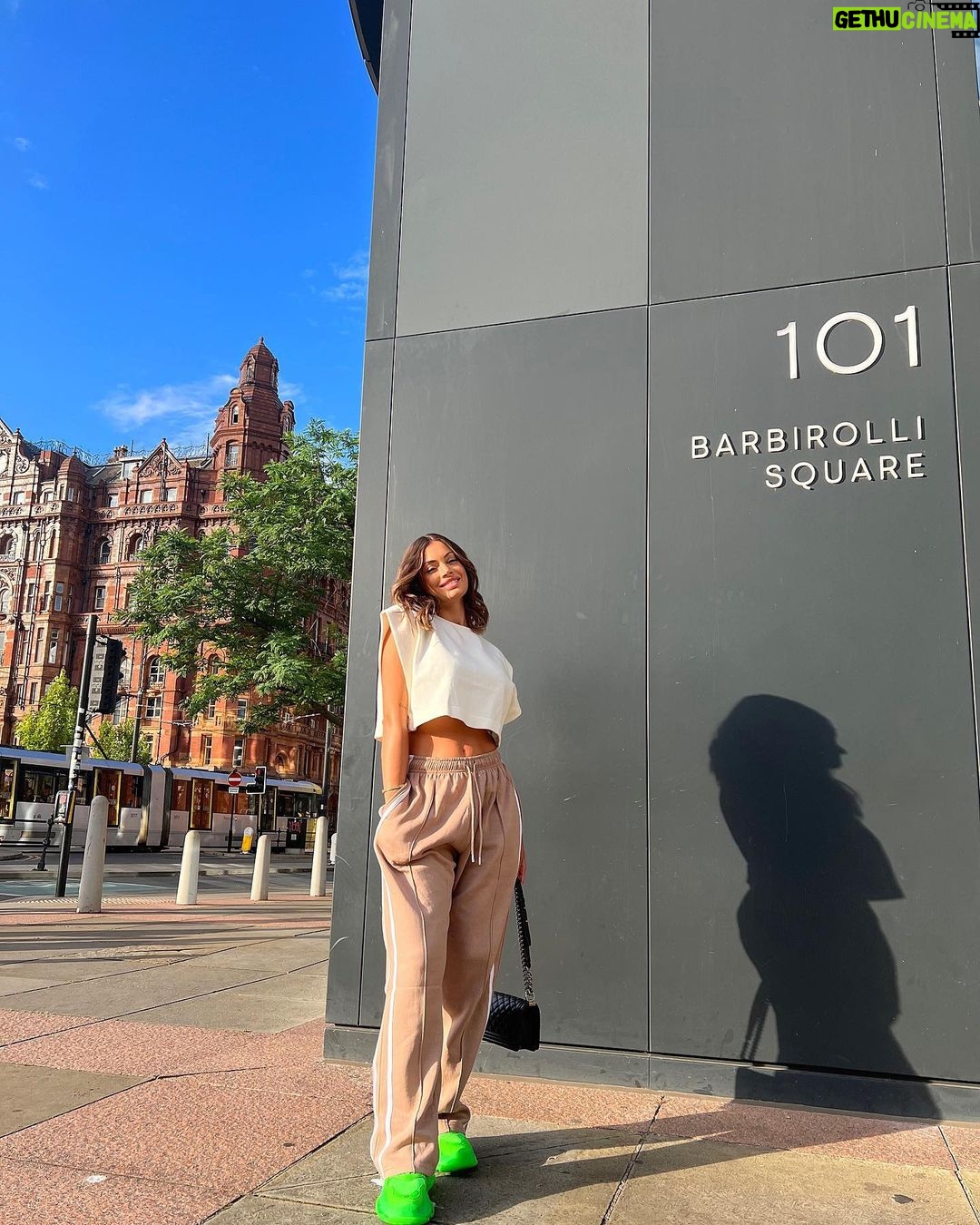 Mélanie Da Cruz Instagram - Cosy season has officially arrived🍂🐻 Manchester, United Kingdom