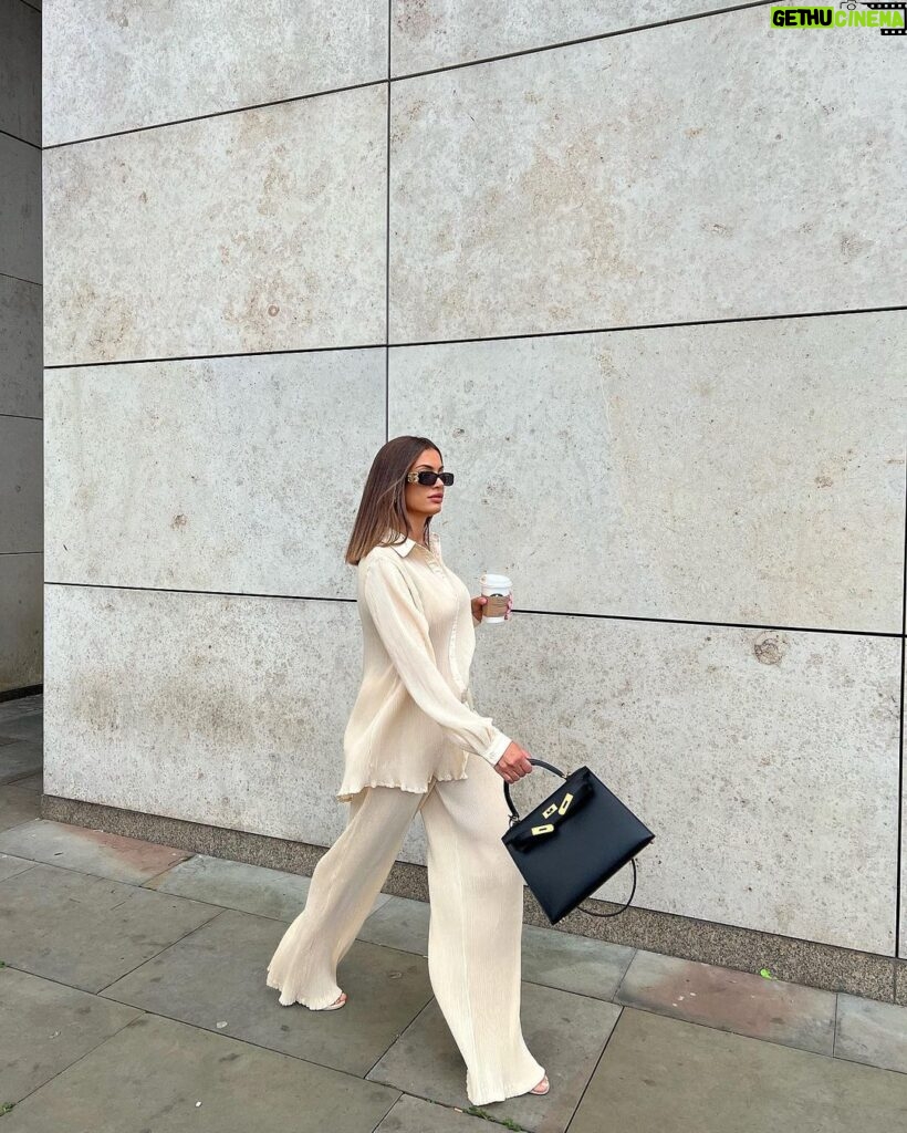 Mélanie Da Cruz Instagram - Bye Paris 🇫🇷 Next Stop 🇬🇧 Paris 16 Eme Arrondisement