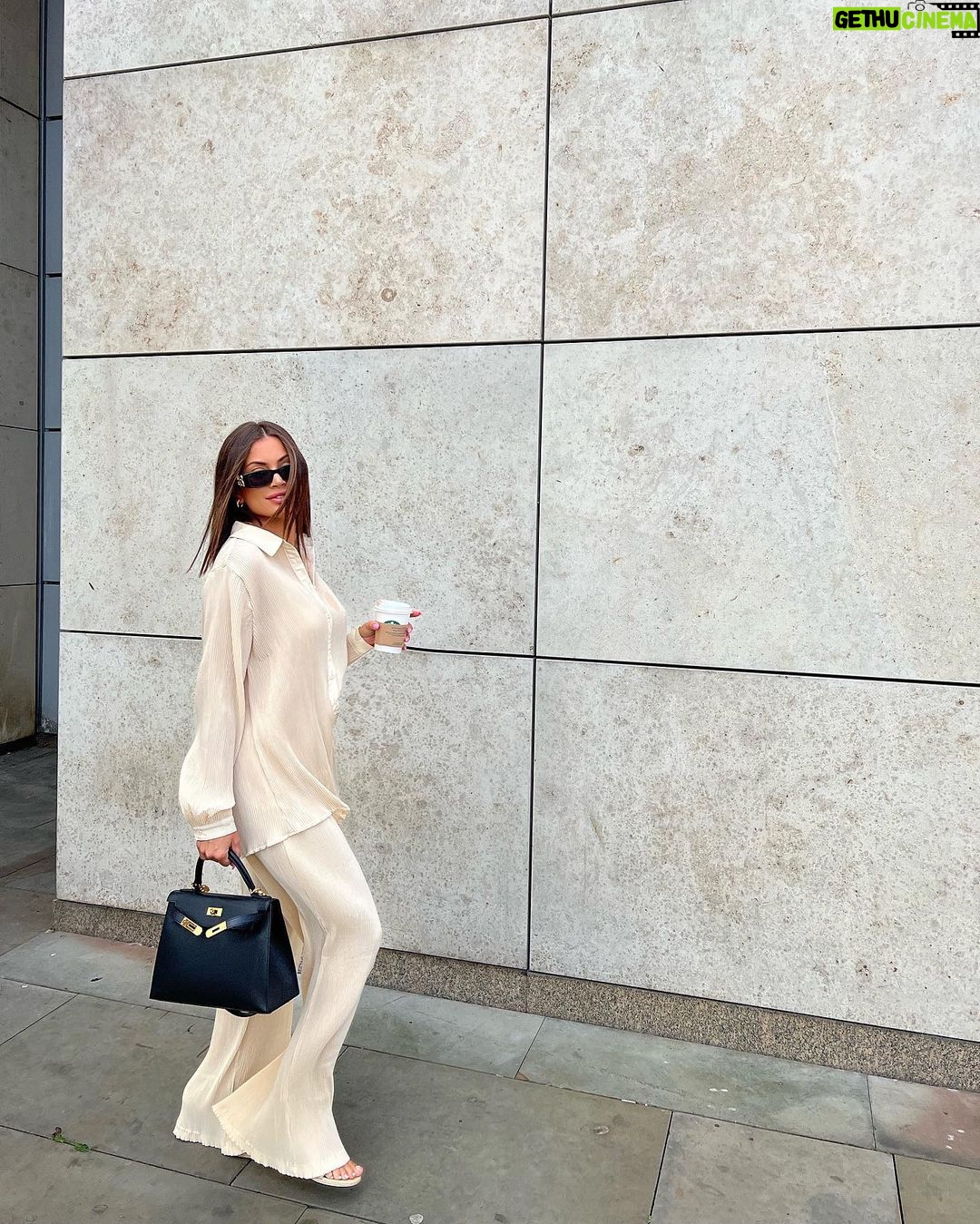 Mélanie Da Cruz Instagram - Bye Paris 🇫🇷 Next Stop 🇬🇧 Paris 16 Eme Arrondisement
