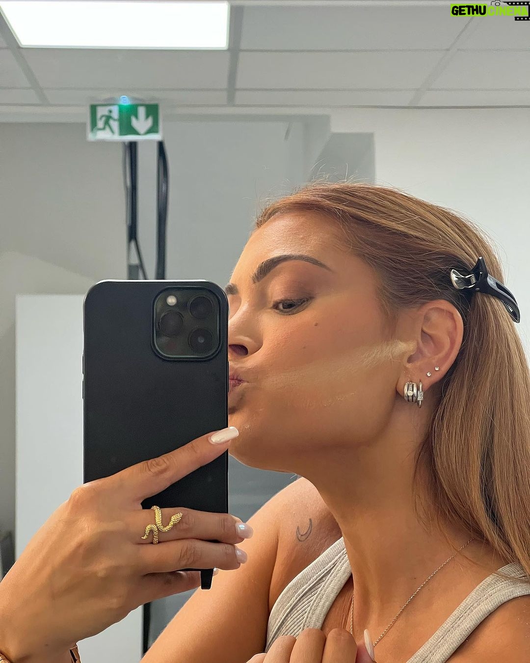 Mélanie Da Cruz Instagram - Satisfaction🧡 Merci à ma maquilleuse pour son travail soigneux, maîtrisé et son Mood qui me permet de toujours faire le clown même durant le makeup 😂 sorry sorry sorry 🧡 Love more 🧡 Paris, France