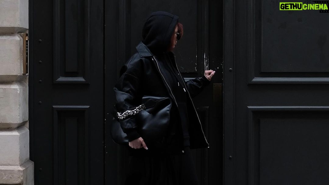 Mélanie Da Cruz Instagram - Fan de ce look capuche back to black 🖤