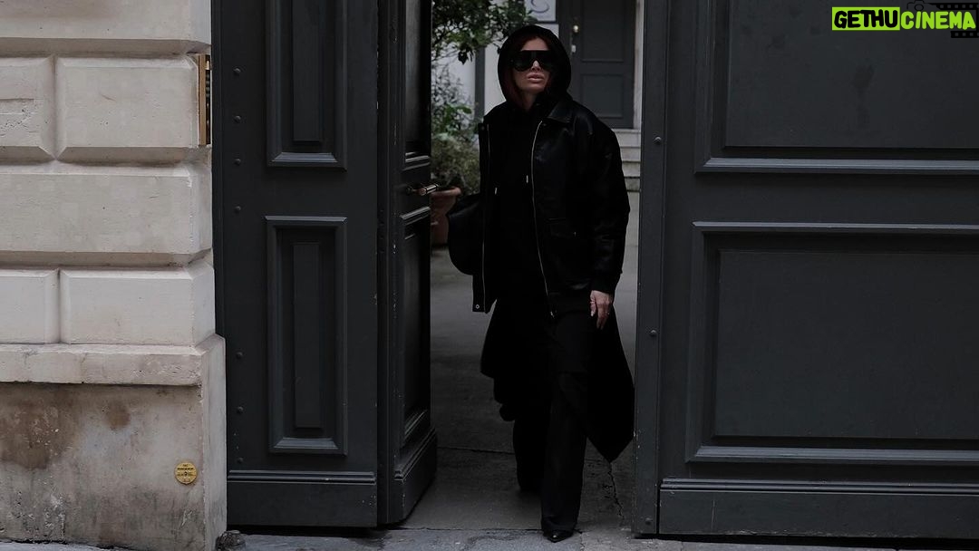 Mélanie Da Cruz Instagram - Fan de ce look capuche back to black 🖤