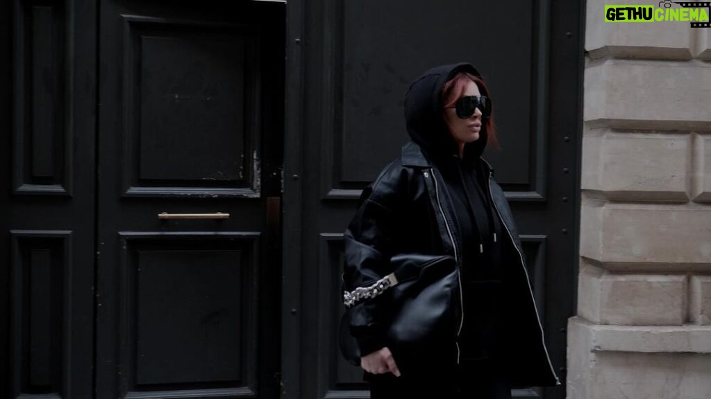 Mélanie Da Cruz Instagram - Fan de ce look capuche back to black 🖤
