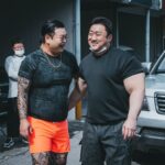 Ma Dong-seok Instagram - 8년 전, 작은 방에 앉아 현실적으로 만들 수 있을지도 모르는 이 영화의 기획을 시작했습니다. 많은 시행착오와 한계에 부딪혔지만 기적적으로 이 세상에 나왔고, 로 1269만 관객이라는 두 번째 기적을 맞이할 수 있었습니다. 그리고 오늘, 으로 세 번째 기적이 찾아왔습니다. 모든 순간을 함께 해주었던 제작진, 스탭, 배우분들, 투자, 배급, 홍보, 마케팅 등 관계자분들께 감사드리며, 각자의 위치에서 고군분투하는 모든 분들에게 조금이나마 에너지와 즐거움을 드릴 수 있도록 더욱 발전된 범죄도시 시리즈를 위해 끊임없이 정진하겠습니다. 시리즈를 사랑해주시는 관객 여러분 진심으로 감사드립니다.